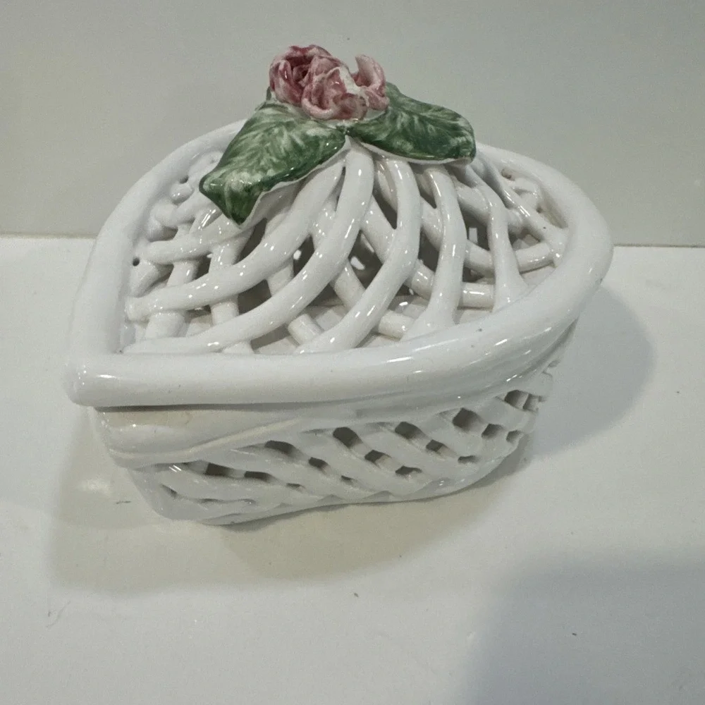 Savoir Vivre Portugal Trinket Box Heart Shaped Lattice Dish w/ Lid Roses 5.5